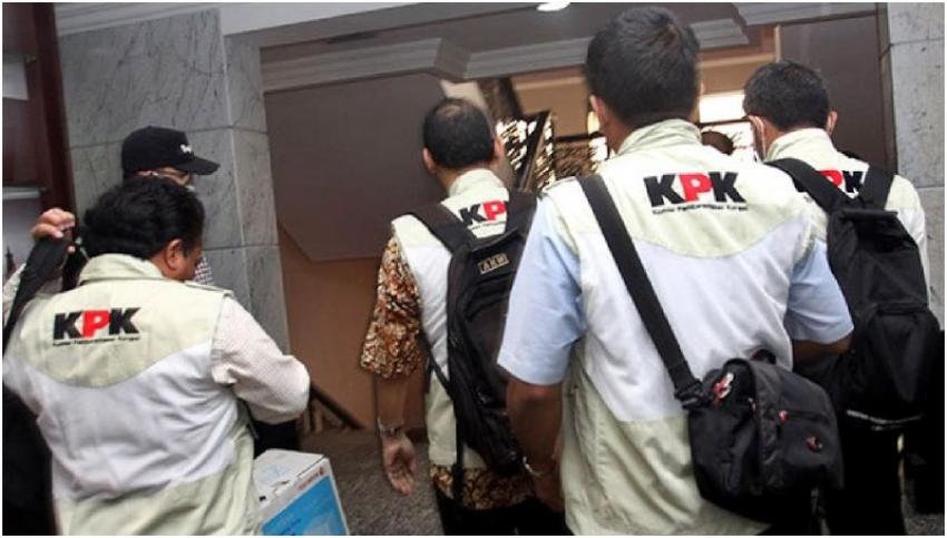 88Penyidik KPK saat menggeledah rumah tersangka korupsi.jpg